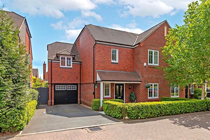 4 Bedroom Semi-Detached House For Sale In Scott Close, Kings Park, AL3