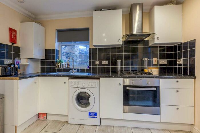 2 Bedroom Flat To Rent In Valmar Road, Camberwell, London, SE5