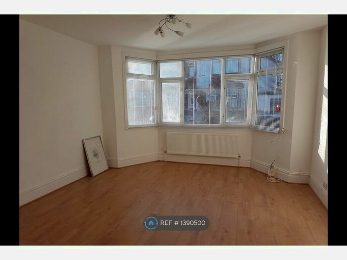 1 Bedroom Flat To Rent In Durban Road, Watford, WD18