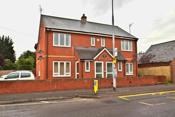 2 Bedroom Flat To Rent In Briants Avenue, Caversham, Reading RG4