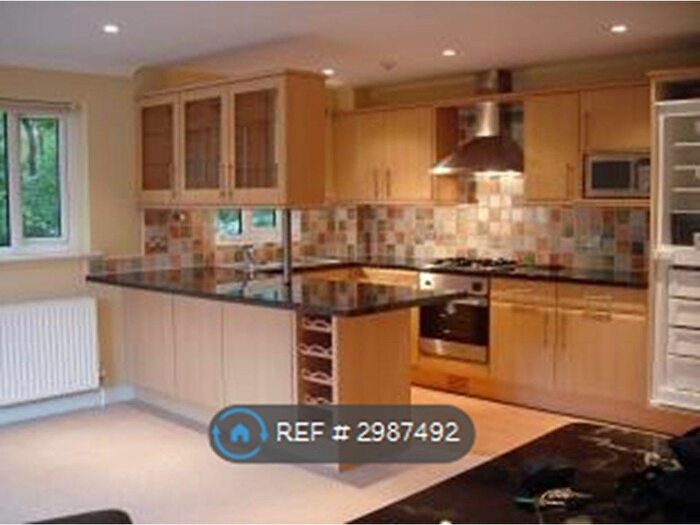 2 Bedroom Flat To Rent In Kings Court, Huddersfield, HD1