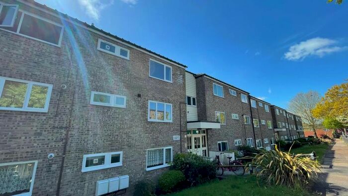 3 Bedroom Flat To Rent In Woodcock Close, Colchester, CO4