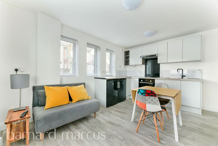 2 Bedroom Flat To Rent In Blakenham Road, London, SW17