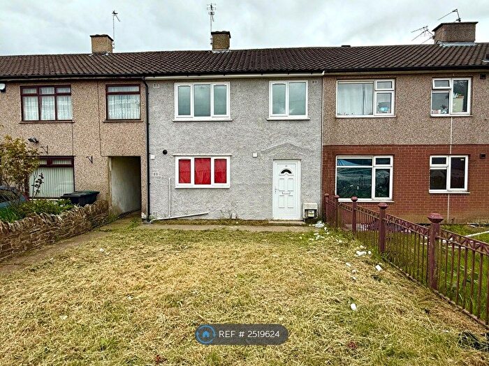 3 Bedroom Semi-Detached House To Rent In Meadview, Bradford, BD4