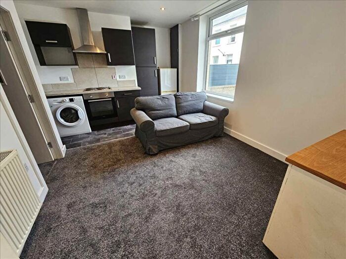 1 Bedroom Flat To Rent In Bathrook House, HD1