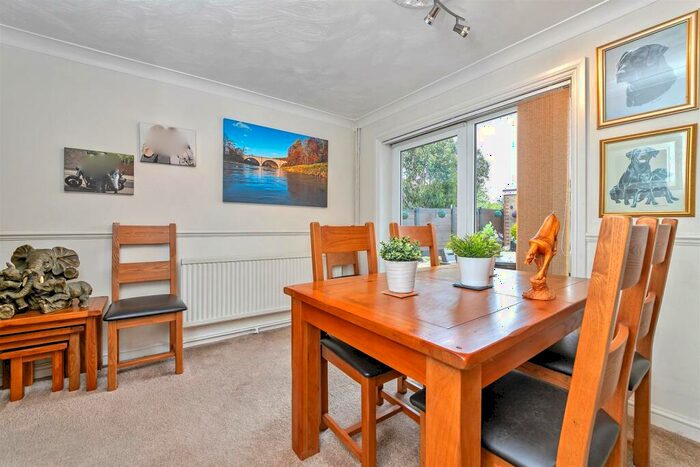 3 Bedroom End Of Terrace House For Sale In Handcross Road, Luton, LU2