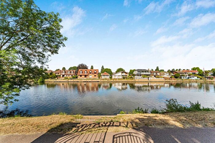 2 Bedroom Flat For Sale In Laleham Road, Staines-Upon-Thames, TW18