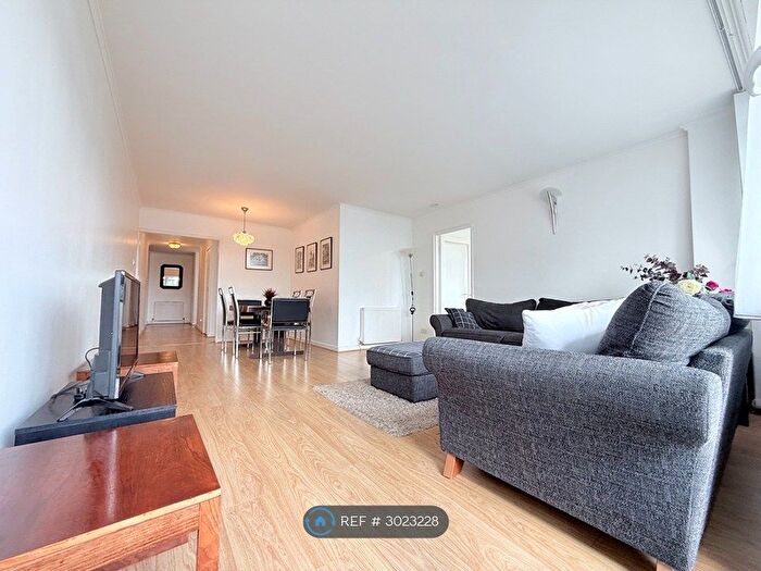2 Bedroom Flat To Rent In Embassy Lodge, London, N3