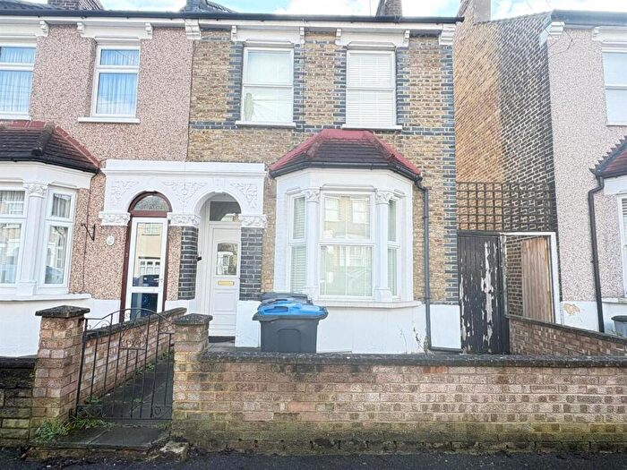 2 Bedroom End Of Terrace House For Sale In Dundee Road, London, SE25