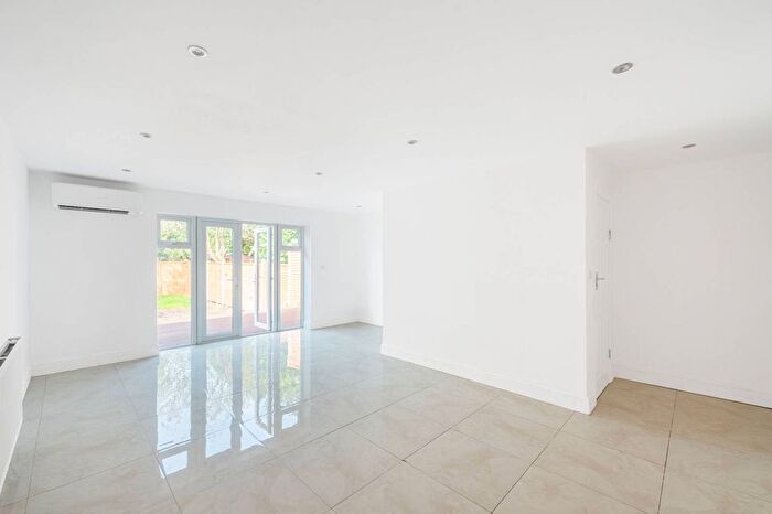 4 Bedroom Semi-detached House To Rent In Watford Way, Hendon, London, NW4