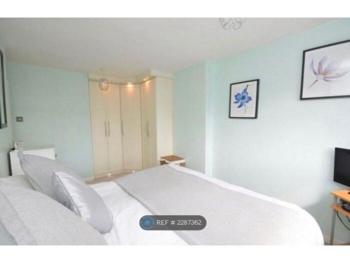 3 Bedroom Semi-Detached House To Rent In Victoria Grove, Horsforth, Leeds, LS18