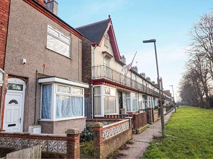 3 Bedroom Terraced House For Sale In Peaksfield Avenue, Grimsby, Lincolnshire, DN32