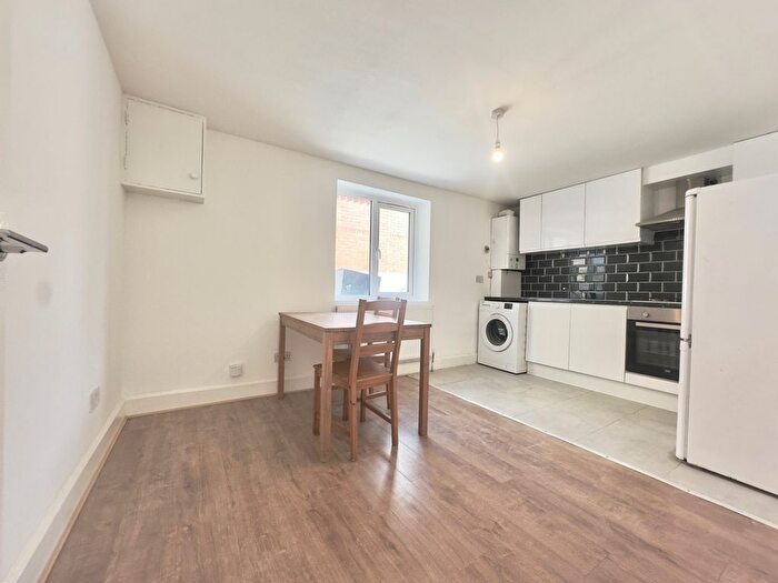 2 Bedroom Flat To Rent In Longley Road, SW17
