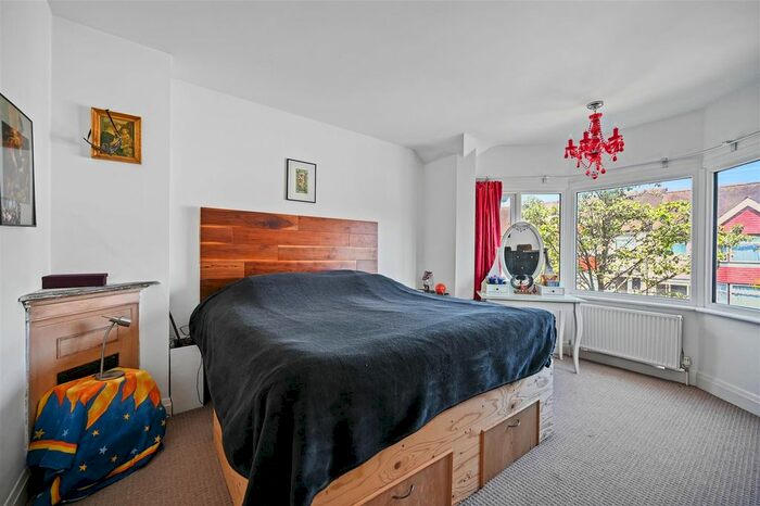 3 Bedroom End Of Terrace House For Sale In Court Way, Acton, London, W3