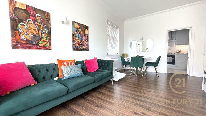 2 Bedroom Flat For Sale In Sigrist Square, Kingston Upon Thames, KT2