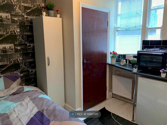 1 Bedroom Flat To Rent In Bury Road, London, N22