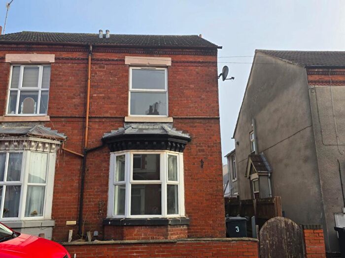 3 Bedroom Semi-Detached House To Rent In Waverley Street, Dudley, DY2