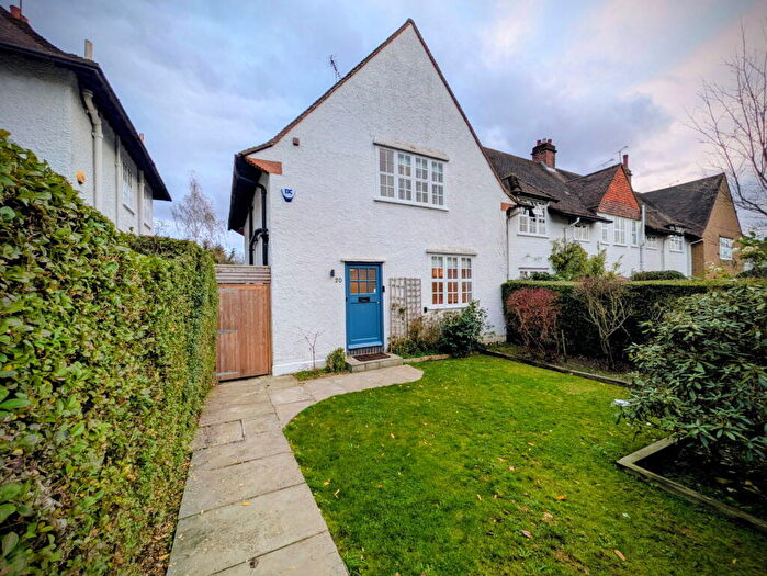 3 Bedroom End Of Terrace House For Sale In Asmuns Hill, London, NW11