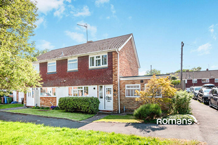 4 Bedroom Semi-Detached House To Rent In Derwent Close, Farnborough, Hampshire, GU14