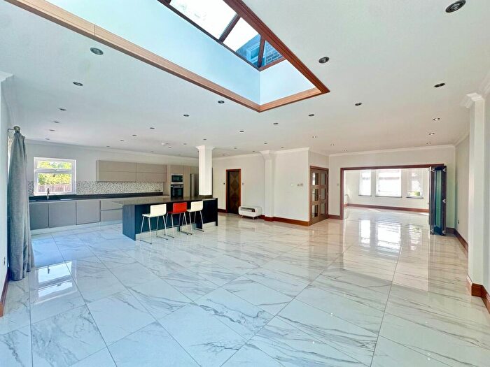 6 Bedroom Semi-Detached House To Rent In Saddlescombe Way, London, N12