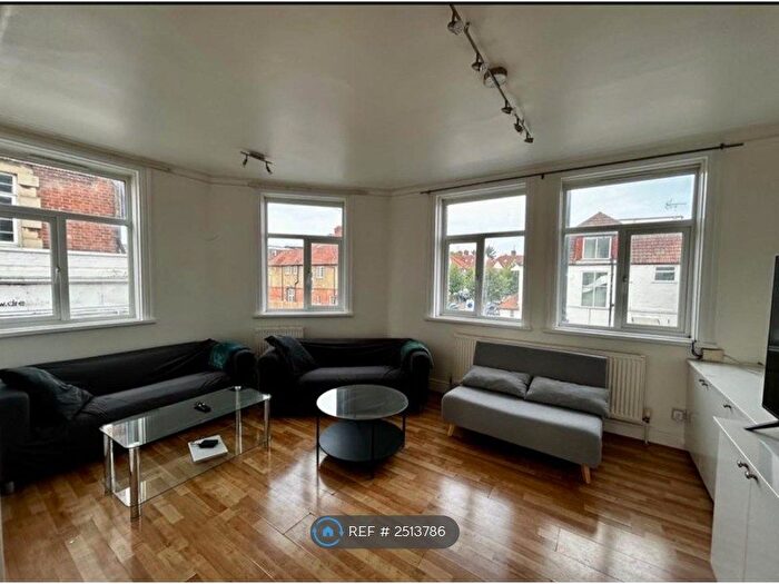 3 Bedroom Flat To Rent In Finchley Road, London, NW11