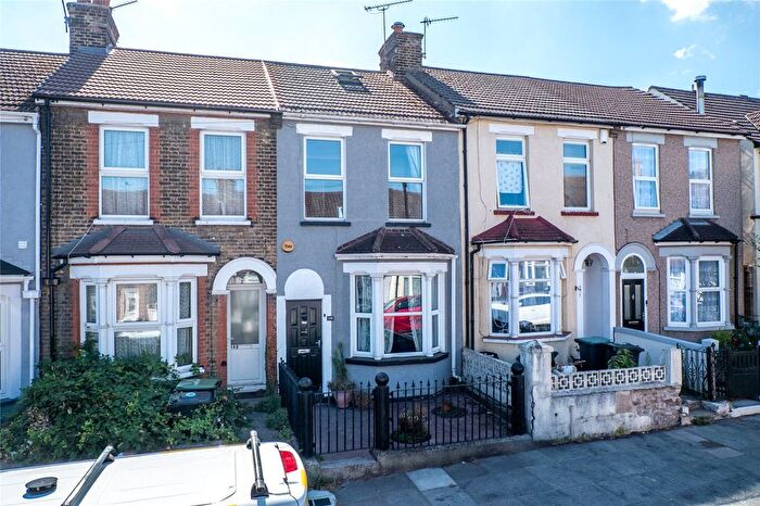 2 Bedroom Terraced House For Sale In Park Avenue, Northfleet, Kent, DA11