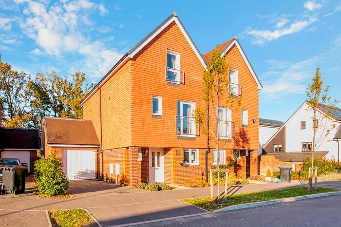 4 Bedroom Semi-Detached House To Rent In Fairviews, Oxted, RH8