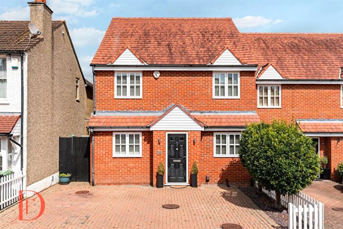 5 Bedroom House For Sale In Smarts Lane, Loughton, IG10