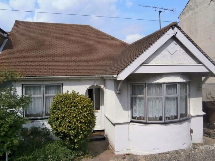 2 Bedroom Bungalow To Rent In Leslie Road, Gillingham, ME7