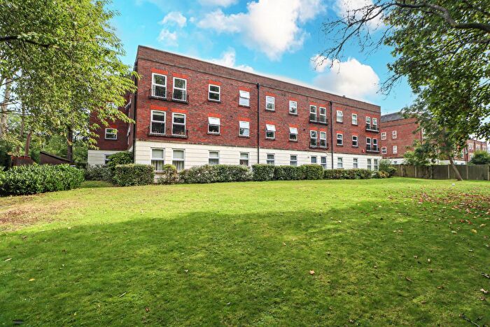 2 Bedroom Flat For Sale In Pine Ridge, London Road, St. Albans, AL1