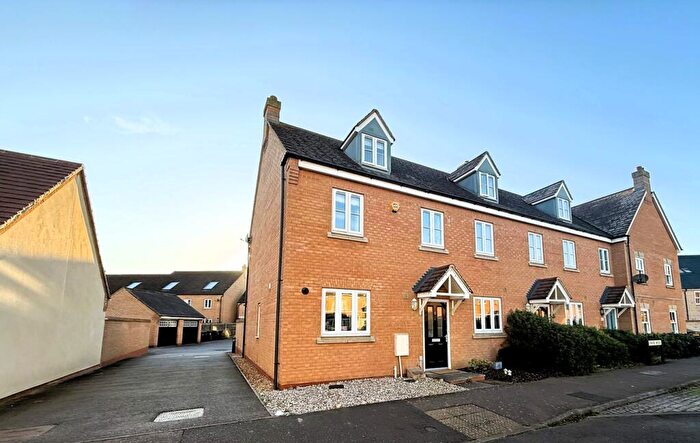 3 Bedroom Terraced House For Sale In Exmoor Avenue, Biggleswade, SG18