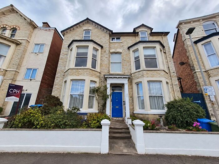 2 Bedroom Flat For Sale In Grosvenor Crescent, Scarborough, YO11
