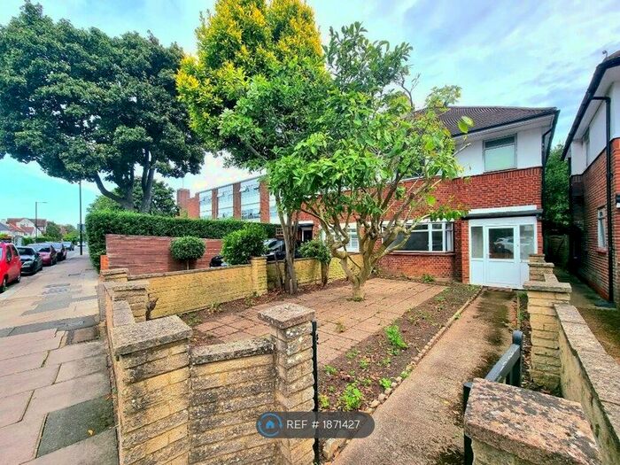 3 Bedroom Semi-Detached House To Rent In Wellington Road, Hampton, TW12