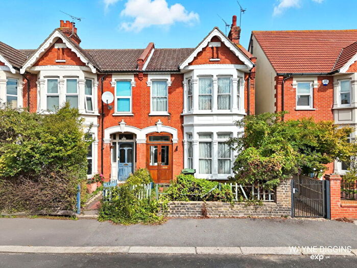 3 Bedroom End Of Terrace House For Sale In Wimborne Road, Southend-on-sea, SS2