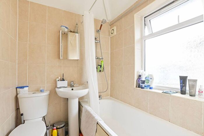 3 Bedroom Semi-Detached House To Rent In Broadwater Road, Tooting Broadway, London, SW17