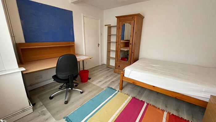 4 Bedroom Semi Detached House To Rent In Aldershot Road, Guildford, GU2