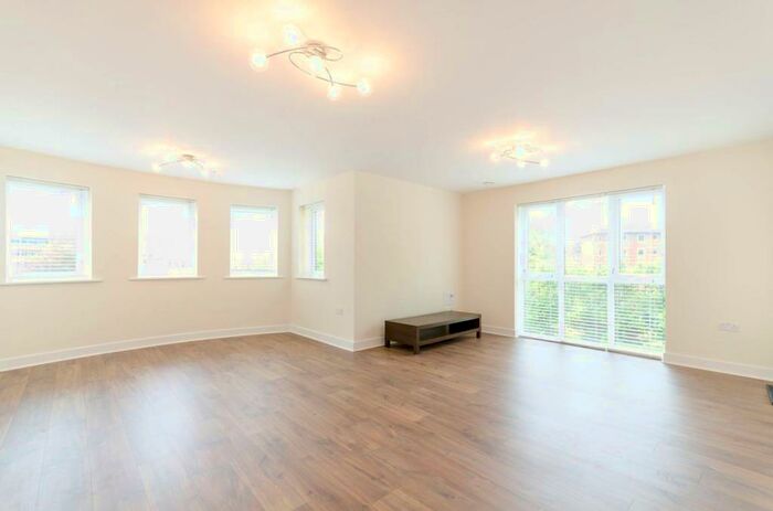 2 Bedroom Flat To Rent In Hythe Road, Surbiton, KT6