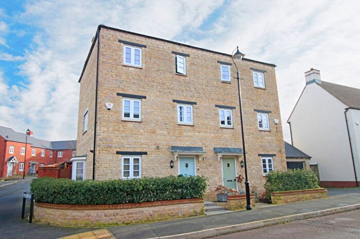 3 Bedroom Town House For Sale In Poppyfield Road, Wootton, Northampton, Northamptonshire, NN4