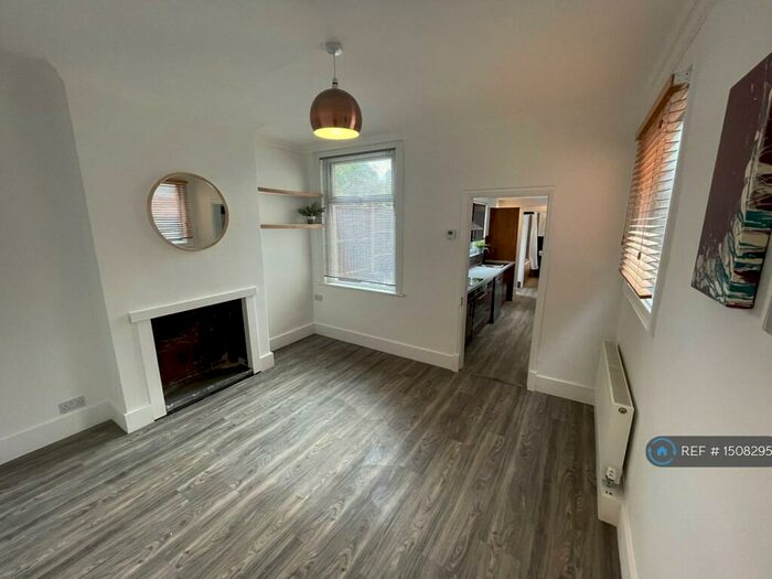 3 Bedroom Semi-Detached House To Rent In Lansdowne Road, Leicester, LE2