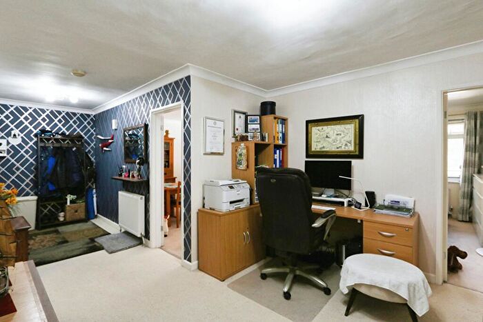 2 Bedroom Flat For Sale In Dean Park Road, Bournemouth, Dorset, BH1