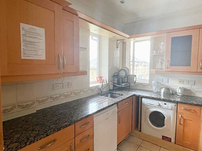 2 Bedroom Flat To Rent In Arun House, Maybate Avenue, KT2