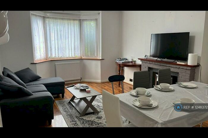 2 Bedroom Flat To Rent In The Fairway, London, NW7