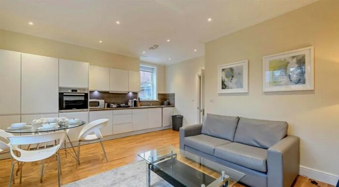 2 Bedroom Flat To Rent In Hamlet Gardens, London, W6