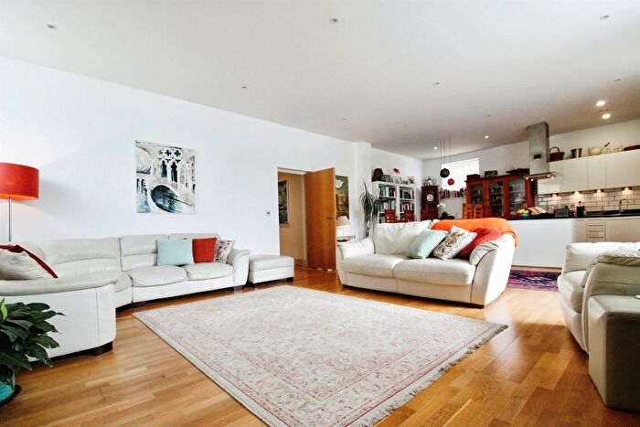 3 Bedroom Flat For Sale In Hayes Road, Sully, Penarth, CF64