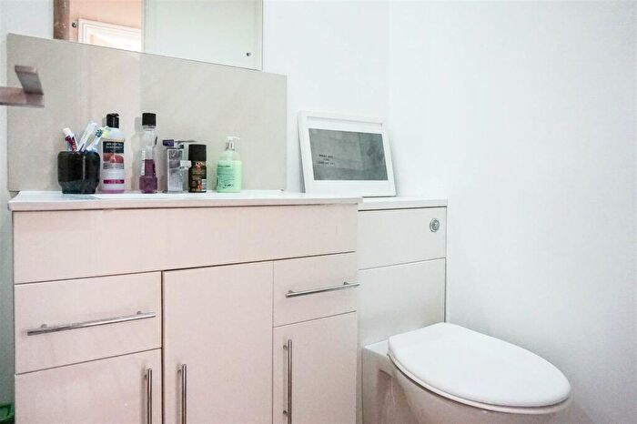 2 Bedroom Apartment To Rent In Ash Grove, Leeds, LS6