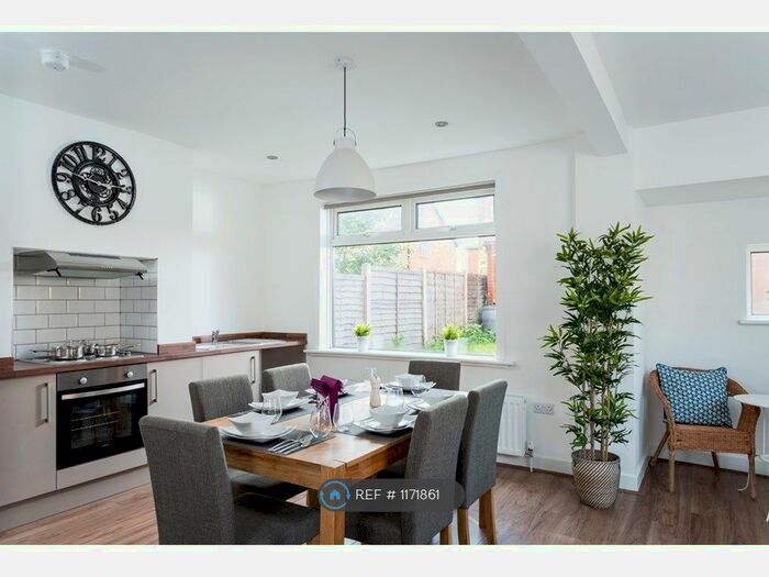 4 Bedroom Semi-Detached House To Rent In Kirkstall Avenue, Leeds, LS5