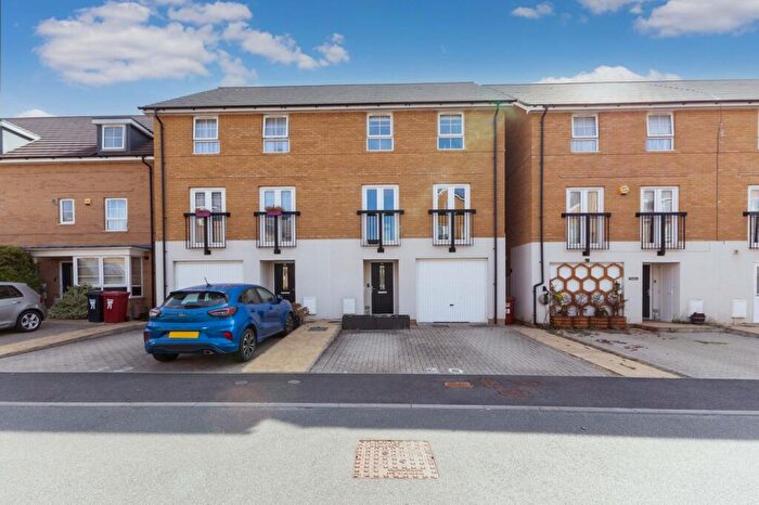 4 Bedroom Semi-Detached House For Sale In Kenyon Way, Langley, SL3