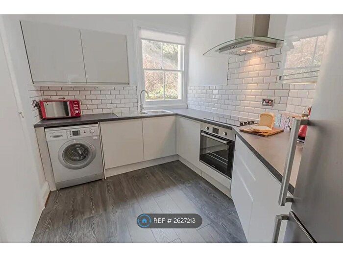 3 Bedroom Flat To Rent In Pier View, Totland Bay, PO39