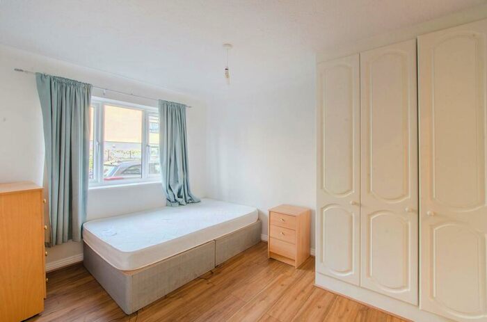2 Bedroom Flat To Rent In Albany Road, Camberwell, London, SE5