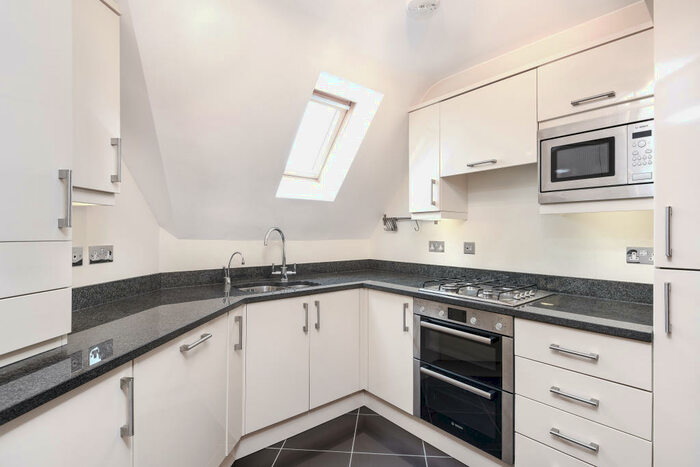 2 Bedroom Flat To Rent In Station Road, Shortlands, BR2